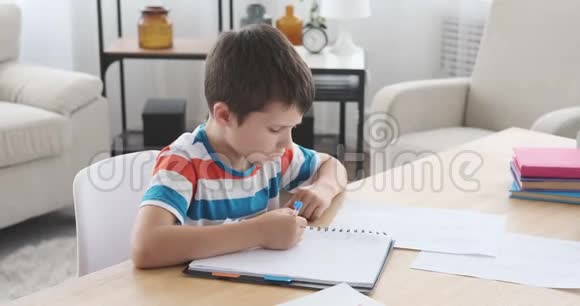 男孩把纸上的笔记复制成书视频的预览图