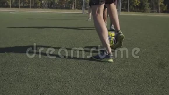 足球运动员表演运球和佯装视频的预览图