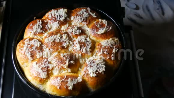 美味的新鲜自制烘焙糕点上面有新鲜大蒜乌克兰面包视频的预览图