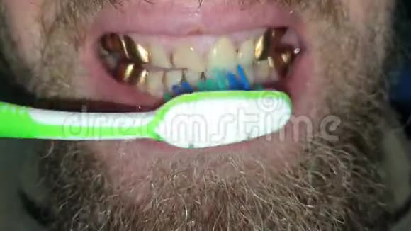 一个男人刷牙视频的预览图