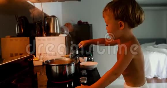 孩子们在厨房做意大利面视频的预览图