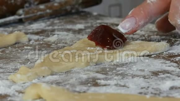 把面团变成牛角面包形状自制甜点果酱面团由女人手工制作手在做饼干视频的预览图