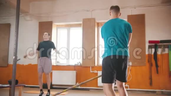 男人在小体育馆训练男人跳男人练手视频的预览图