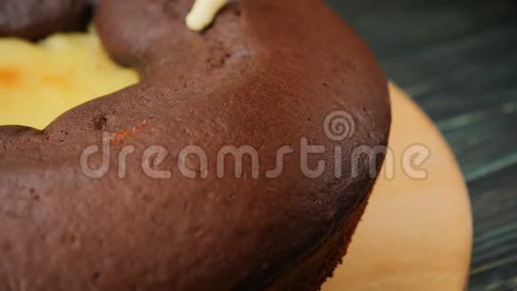 做食物甜点用白巧克力和黑巧克力装饰蛋糕用压碎的坚果洒下特写镜头4k视频视频的预览图