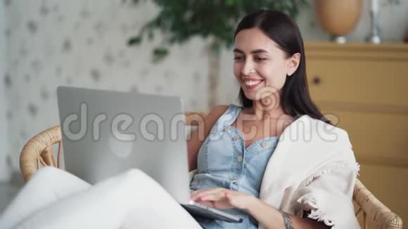 女人看着笔记本电脑兴奋的伟大的专业工作成果成功视频的预览图