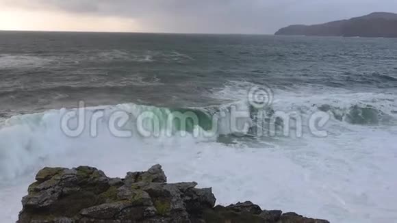 巨大的波浪在穆克罗斯头一个小半岛西基利比格斯多恩加尔县爱尔兰悬崖上的岩石是视频的预览图