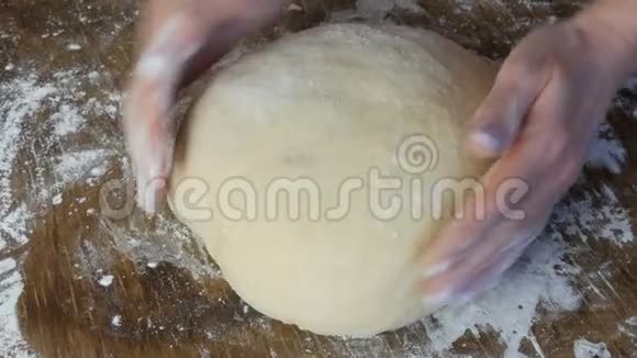 女人手捏面团作家庭烘焙厨师糕点面包师在桌子上用面粉揉面小麦自制面包视频的预览图