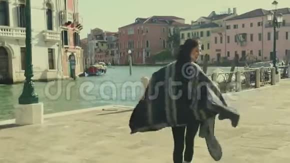 美丽的亚洲旅游妇女奔跑在威尼斯全景复古颜色校正旅游生活方式理念视频的预览图