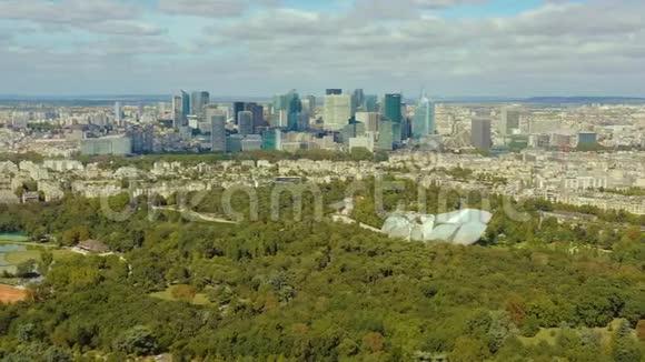 法国巴黎2019年5月无人驾驶飞机俯瞰巴黎市中心城市的历史部分有风景视频的预览图
