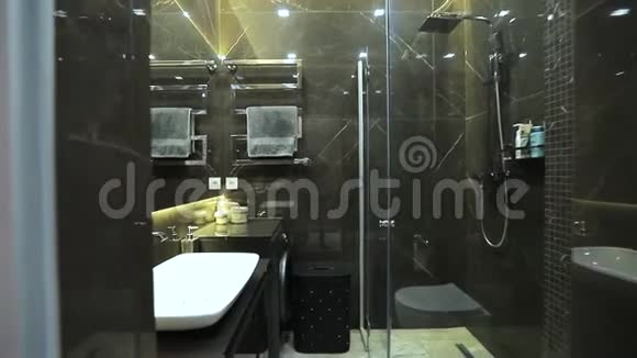 家庭内部浴室在现代公寓视频的预览图