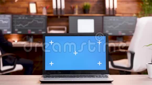 现代工作场所的绿色屏幕现代笔记本电脑视频的预览图