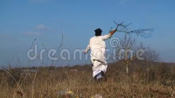 疯狂的女人跳着跳着跳着砍树视频的预览图