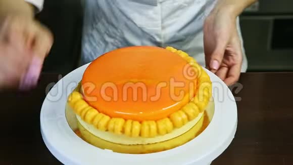 糖果装饰橙色釉圆芝士蛋糕小黄马卡龙视频的预览图
