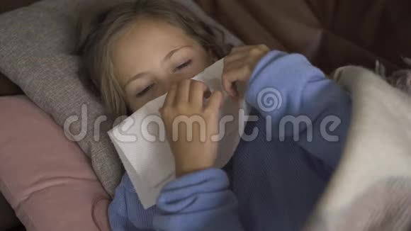 恶心的白种人女孩打喷嚏悲伤的孩子躺在毯子下发烧健康疾病概念视频的预览图
