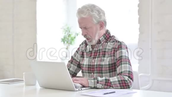 生病的休闲老人在办公室咳嗽视频的预览图