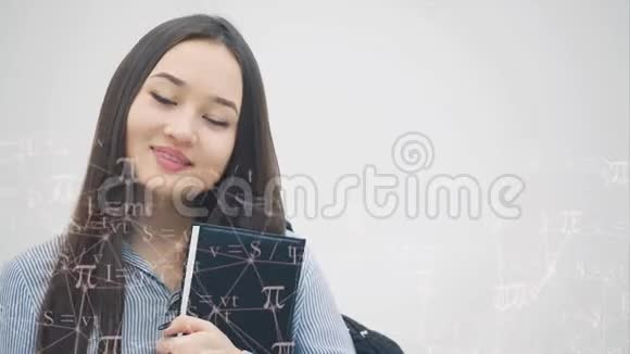 高兴的年轻亚洲女孩抱着黑色的书靠近胸部微笑可爱放弃拇指她身上的背包视频的预览图