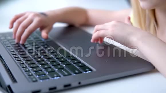 金发小女孩的双手紧闭按手提电脑按钮上的手指数字教育计算机技术社会视频的预览图