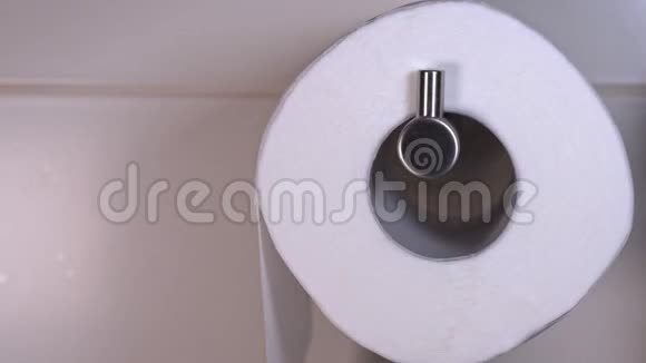 瓷砖浴室里一卷白色卫生纸的宏观视野视频的预览图