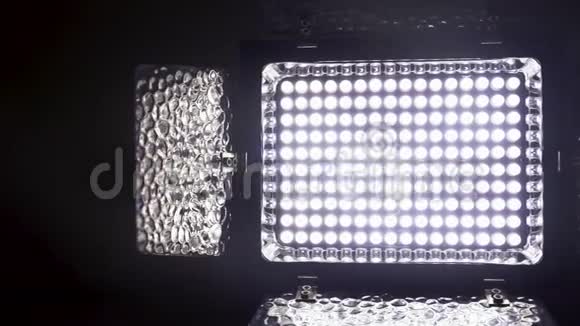 带发光二极管的透明LED面板视频的预览图