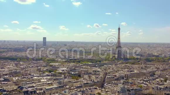 法国巴黎2019年5月空中无人机从上面看到埃菲尔铁塔和历史市中心视频的预览图
