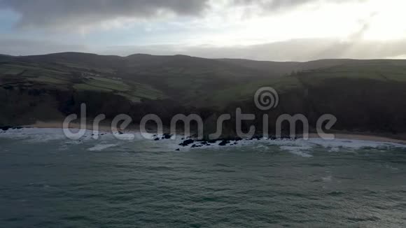 爱尔兰唐加尔县金纳戈湾的鸟瞰图视频的预览图