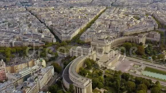 法国巴黎2019年5月空中无人机观查罗宫和特罗卡德罗花园附近的埃菲尔铁塔视频的预览图