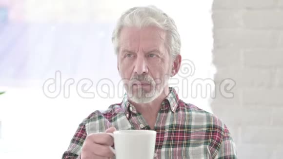 咖啡牙痛的休闲老人画像视频的预览图