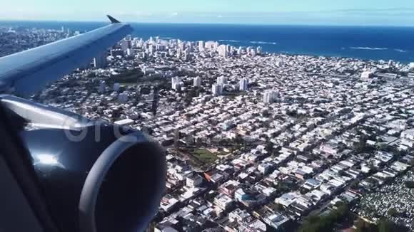 在波多黎各圣胡安降落时看着飞机窗外的发动机和机翼视频的预览图