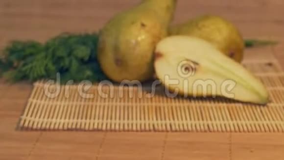新鲜的梨在桌子上视频的预览图