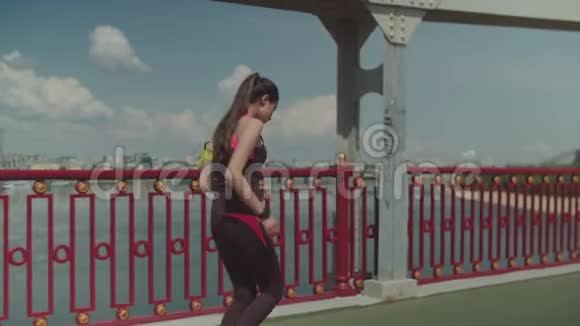 运动女性慢跑者在城市锻炼后放松视频的预览图
