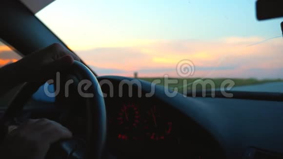 一个面目全非的人双手握在汽车的方向盘上骑着穿过乡村喜欢旅行的家伙视频的预览图