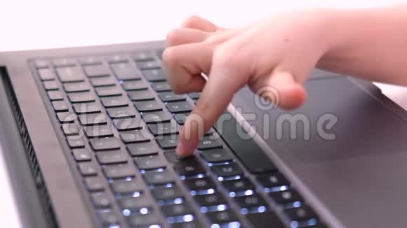 小孩子的手按手提电脑按钮上的手指数字教育计算机技术社交媒体和互联网视频的预览图