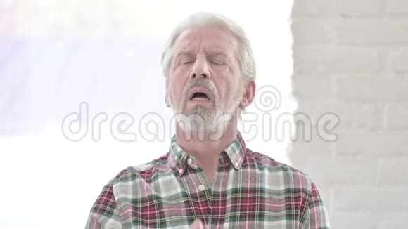 生病的休闲老人喉咙痛的肖像视频的预览图