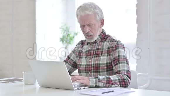 疲惫的休闲老人在办公室背痛视频的预览图