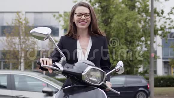 穿西装坐摩托车的时髦正式女人视频的预览图