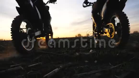 摩托车手骑着摩托车快速地穿过田野积极休息的朋友户外驾驶能力强视频的预览图