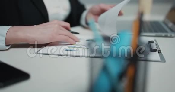 将妇女手中的文件贴在剪贴板上用钢笔签字签合同商务视频的预览图