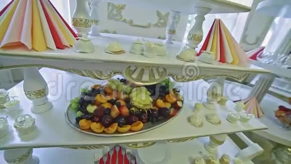 婚宴上提供各种切片水果的快速全景视频的预览图