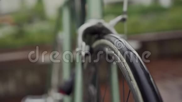 在雨下的街道上骑自行车关门视频的预览图