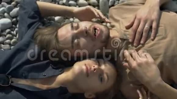 浪漫的情侣在海滩上放松靠近视频的预览图