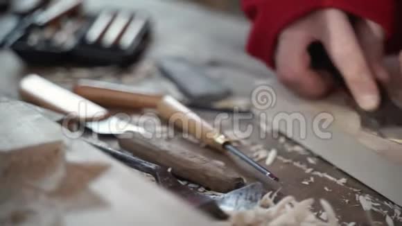 工匠雕刻了一个做姜饼的木模这把刀在木板上造成了一个鱼形木匠忙视频的预览图