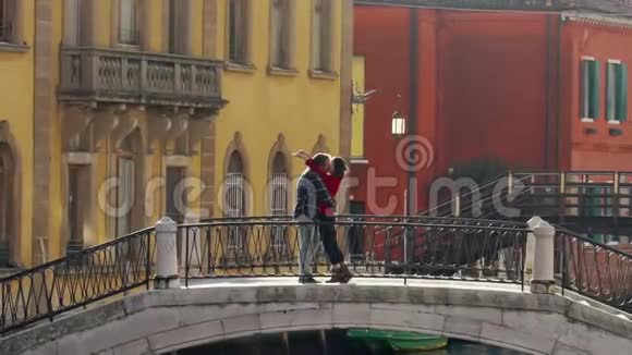 意大利威尼斯的浪漫情侣接吻爱关系生活方式的概念视频的预览图