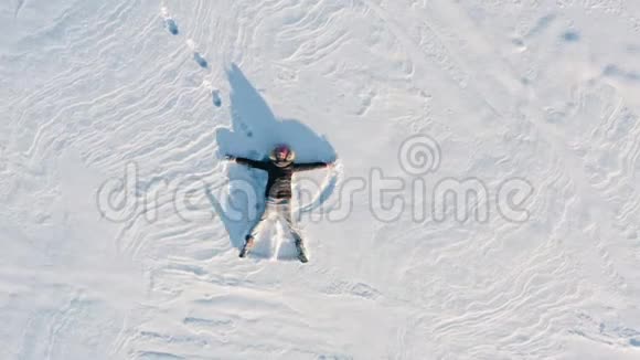 冬雪天使无人机视野视频的预览图