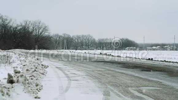 在美丽的灰色冬季景观上下雪视频的预览图