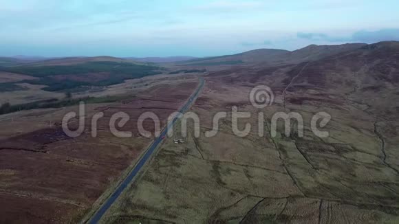 爱尔兰多戈尔的Ballybofey和Glenies之间R253的鸟瞰图视频的预览图