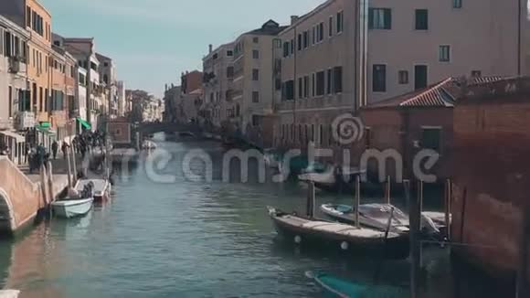 游客用威尼斯运河的移动电话拍照旅游和旅游理念视频的预览图