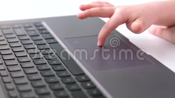 小孩子的手按手提电脑按钮上的手指数字教育计算机技术社交媒体和互联网视频的预览图