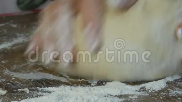女人手捏面团作家庭烘焙厨师糕点面包师在桌子上用面粉揉面小麦自制面包视频的预览图
