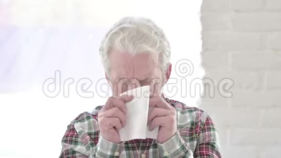 休闲老人打喷嚏的肖像用纸巾视频的预览图