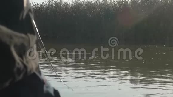 渔夫用保释金旋转着拿出钓饵男人的闲暇视频的预览图